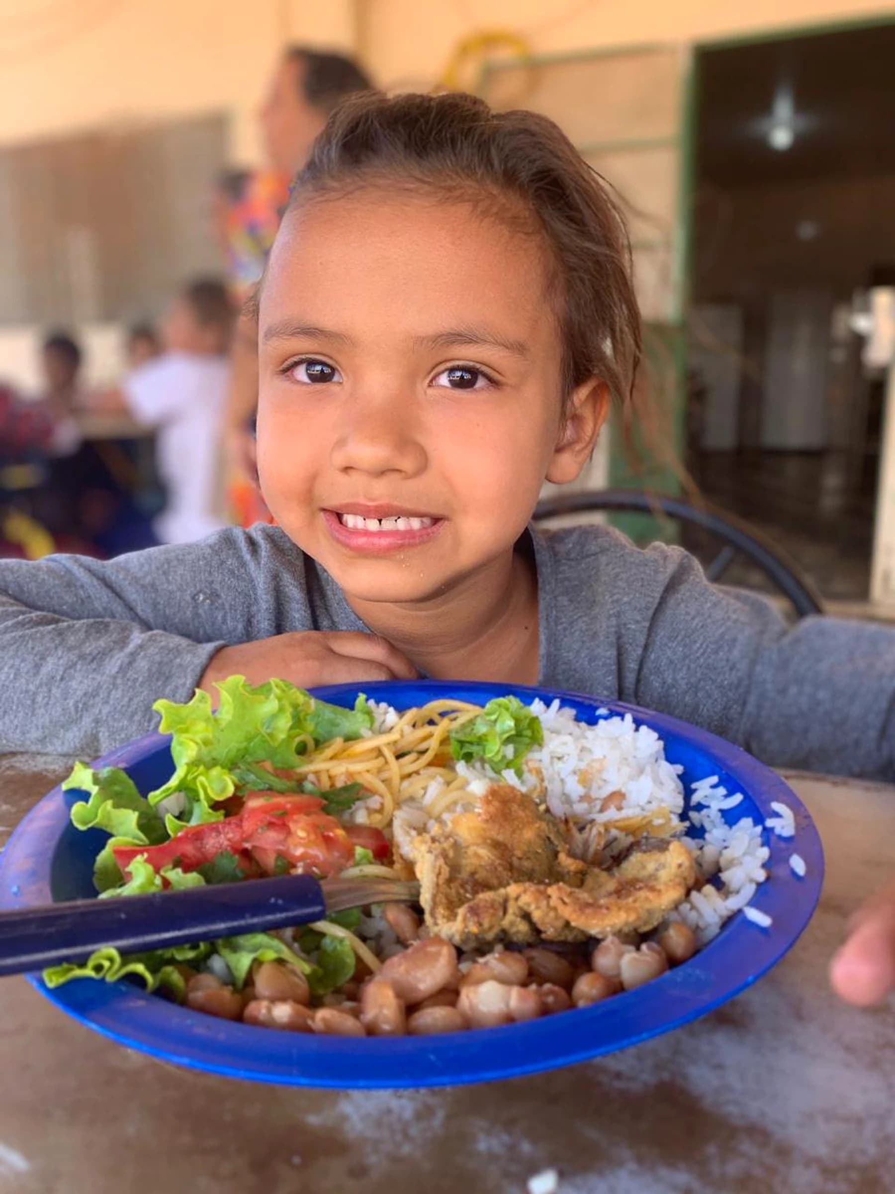 Criança recebendo alimentação saudável