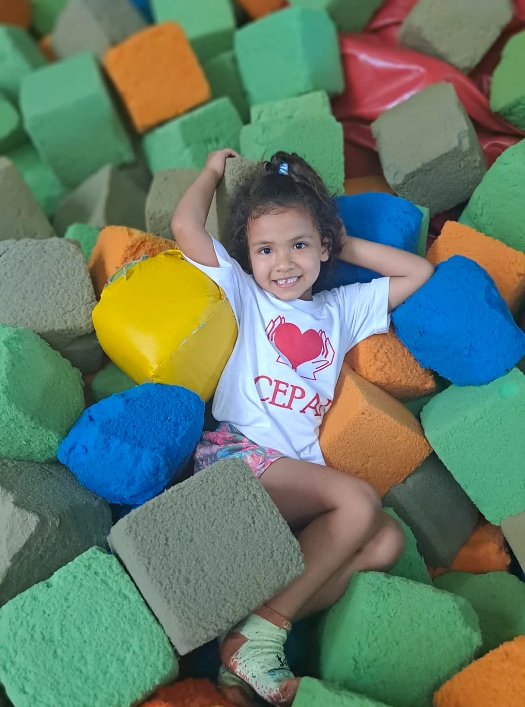 Criança sorrindo em atividade recreativa do CEPAI