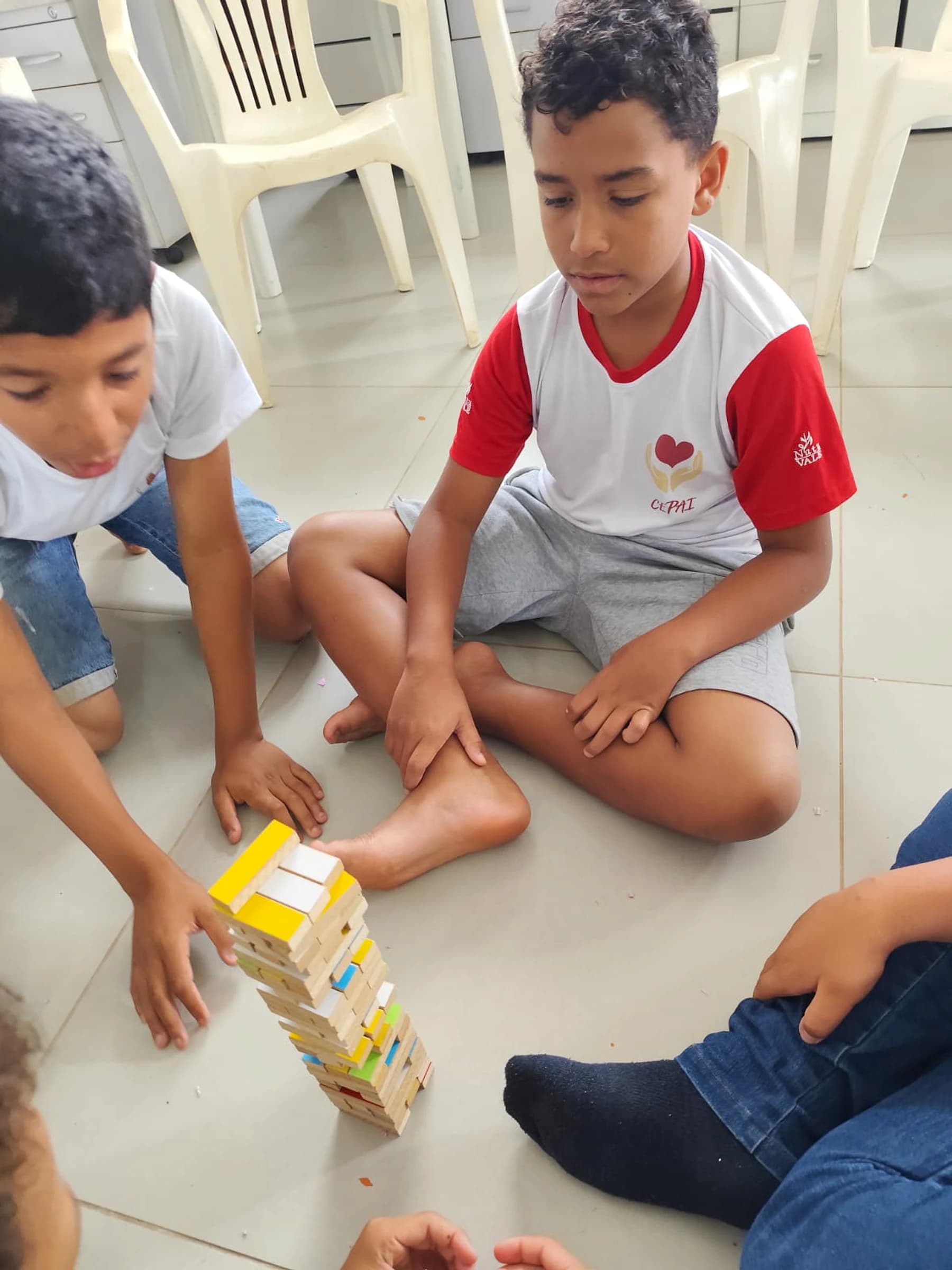 Crianças desenvolvendo habilidades em oficina de jogos