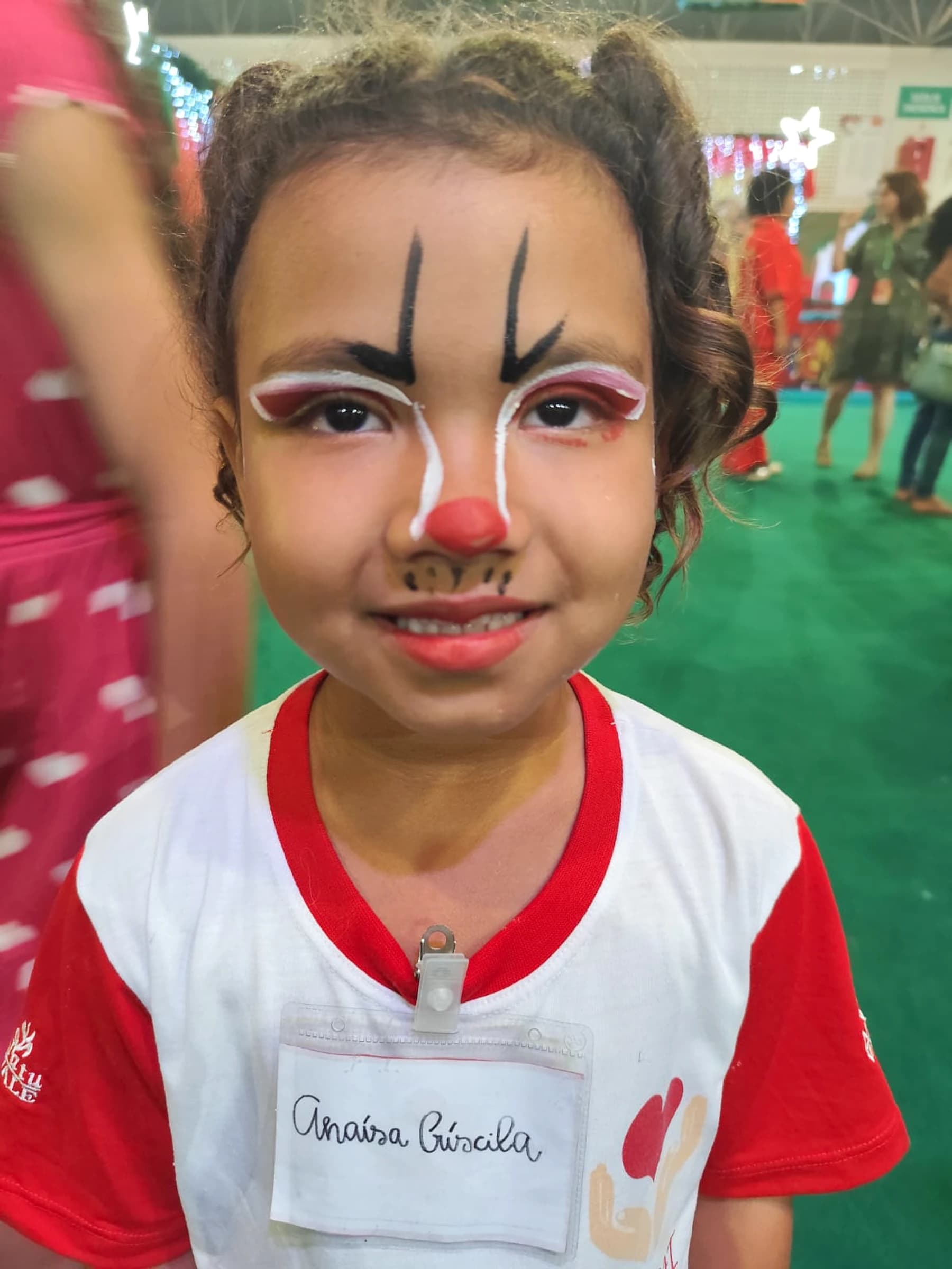 Criança com pintura facial em evento