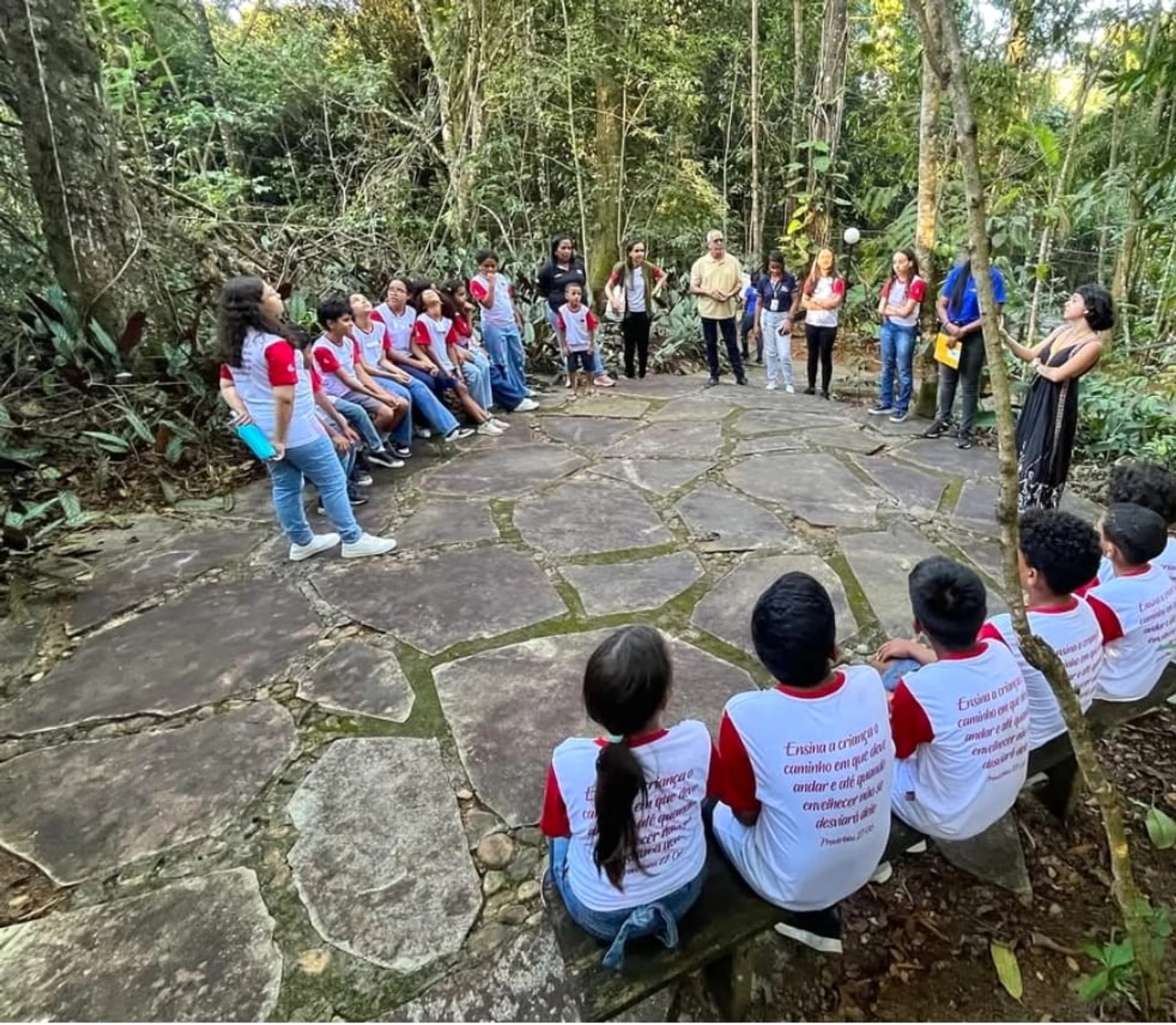 Crianças e equipe do CEPAI reunidas em atividade educativa